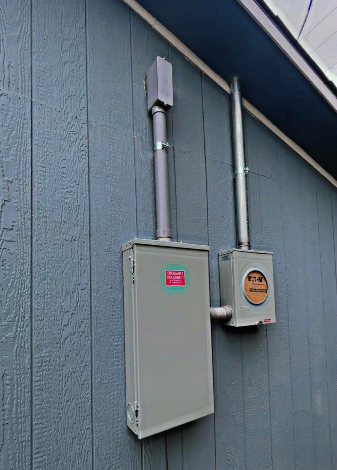 Exterior electrical service on a sloped lot in Cedar Hill, Texas